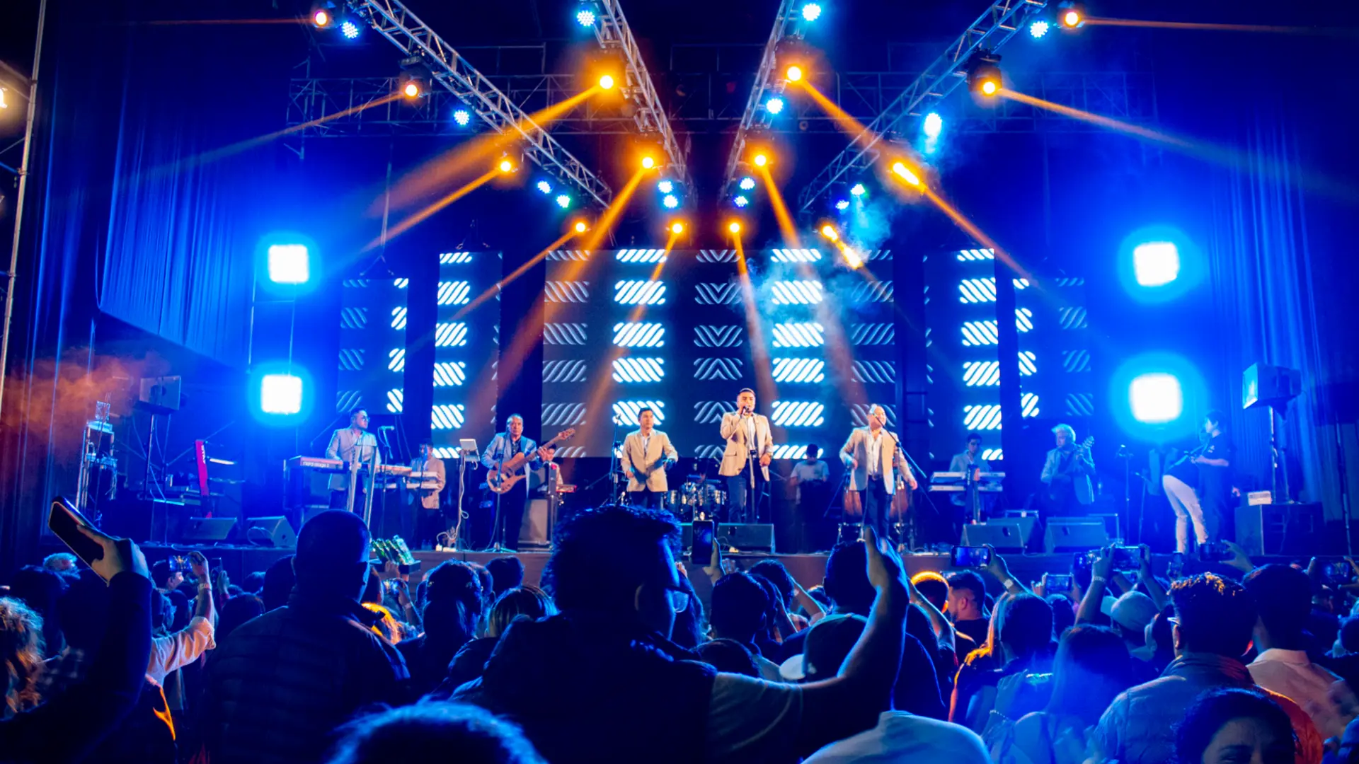 Concierto producido con iluminación, pantallas y sonido profesional
